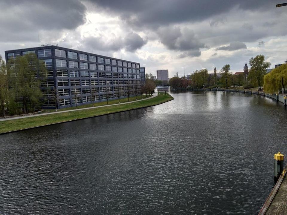 200Qm Loft For Friends And Family - On The Spree! Berlim Exterior foto